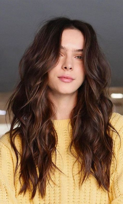 Cortes de cabello largo en capas para mujeres Naturally Wavy Hair Cuts, Long Wavy Haircuts, Wavy Layered Hair, Kadeřnické Trendy, Thick Wavy Hair, Vlasové Trendy, Wavy Haircuts, Natural Wavy Hair, Haircuts For Wavy Hair