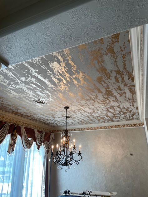 Living Room Ceiling Wallpaper Ideas, Gold Ceiling Paint Ideas, Gold Foil Ceiling, Wallpaper Tray Ceiling, White And Gold Ceiling, Gold Leaf Ceiling, Metallic Ceiling, Dining Room Glam, Ceiling Remodel