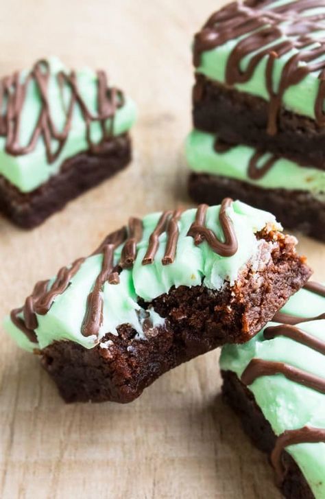 Chocolate Mint Brownies - CakeWhiz Christmas Bars, Mint Brownies Recipe, Grasshopper Cookies, Mint Chocolate Desserts, Chocolate Mint Brownies, Mint Frosting, Mint Desserts, Brownie Frosting, Peppermint Brownies