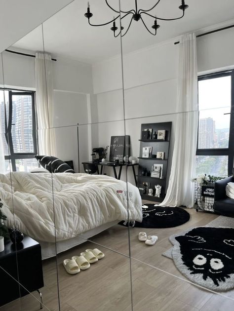 Chrome Room Decor, Black And White Minimalist Bedroom, Bilik Lelaki, Monochromatic Bedroom, White Room Decor, Deco Studio, Dekorasi Kamar Tidur, Room Redesign, Redecorate Bedroom