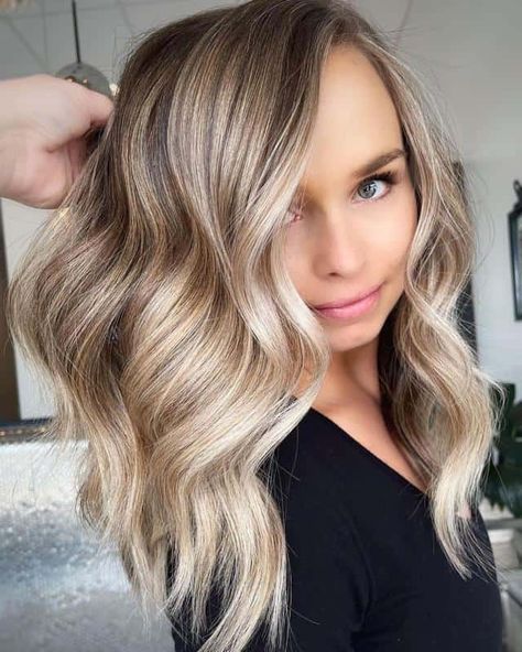 Root Smudge Dark Roots Blonde Hair 2 Dark Roots With Blonde Hair, Roots With Blonde Hair, Winter Blonde Hair, Roots Blonde Hair, Dark Roots Blonde, Root Smudge, Blonde Hair With Roots, Blonde Hair With Lowlights, Dark Blonde Hair Color