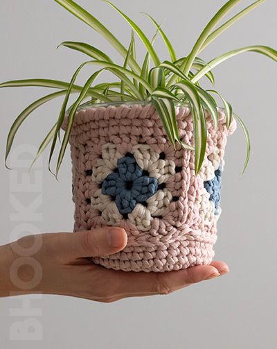 Crochet Plant Pot Cover, Crochet Planter Cover, Install Floating Shelves, Crochet Plant Pot, Wall Hanging Decorations, Crochet Plant Hanger, Tunisian Crochet Stitches, Plant Pot Covers, Plants Wall