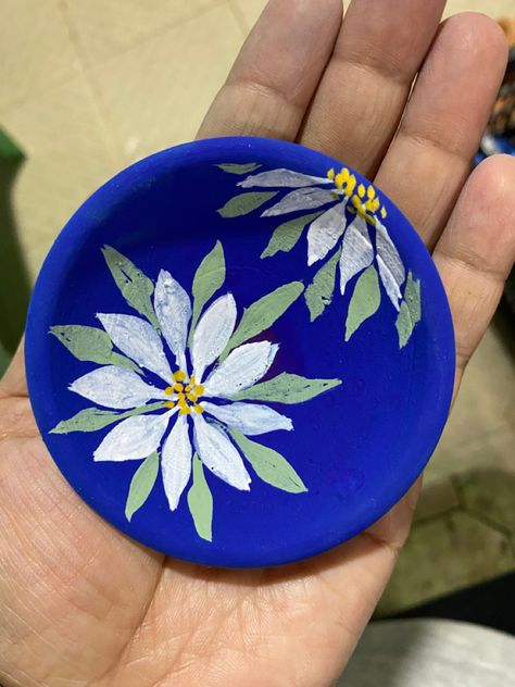 Diya Paining Ideas, Small Diya Painting, Diya Paintings For Diwali Aesthetic, Small Diya Decoration, Painting On Diya For Diwali, Hand Painted Diyas, Diya Decoration Ideas With Paint, Painting Diyas For Diwali, Diyas Painting Ideas