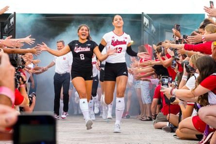 College Volleyball Pictures, Nebraska Volleyball Aesthetic, Husker Volleyball, Nebraska Volleyball, College Volleyball, College Athlete, Oversize Denim Jacket, Baggy Jean Shorts, Volleyball Set