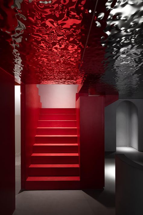 Want to create an immersive window display? Break the fourth wall JANUARY 15, 2020 Red Staircase, Red Stairs, Flat Design Ideas, Breaking The Fourth Wall, Visual Illusion, Design Hotel, Boutique Design, Architecture Project, Modern Aesthetics