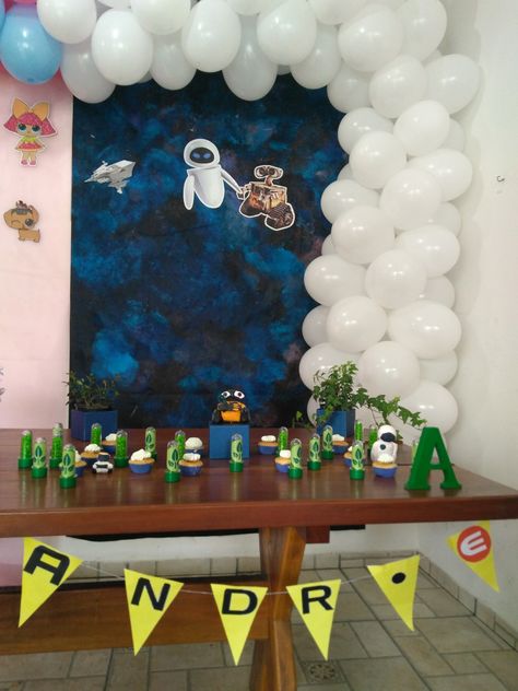 Wall-e party Wall E Themed Party, Walle Birthday Party, Wall E Party Decoration, Walle Birthday Party Ideas, Walle Birthday, Wall E Birthday Party, Wall E Party, Wall E Eva, Walle Y Eva