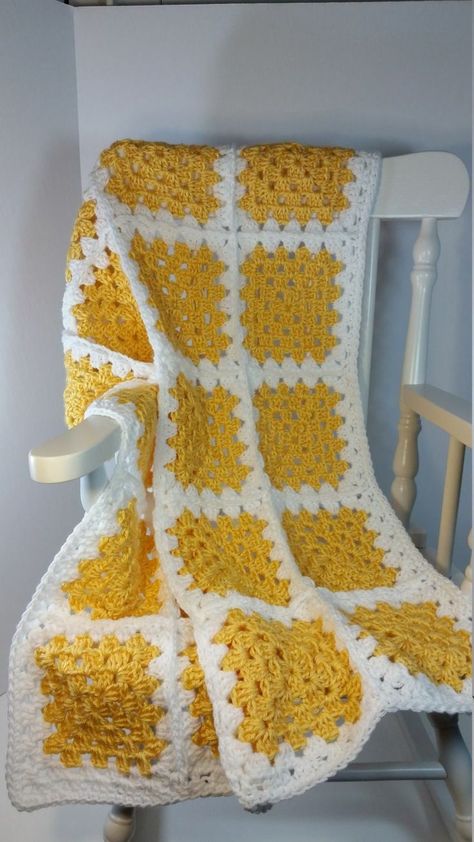 Crochet Car Seat Cover, White Granny Square, Crochet Patchwork Blanket, Crochet Granny Square Afghan, Yarn Ideas, Blanket Design, Granny Square Crochet Patterns Free, Wool Throw Blanket, Patchwork Blanket