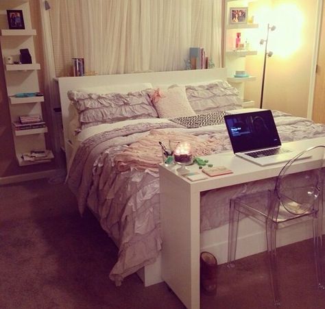 19 Bedroom Organization Ideas - One Crazy House White Wooden Desk, Small Bedroom Designs, Bilik Tidur, Small Apartment Decorating, Apartment Life, Decoration Inspiration, Organization Bedroom, Design Case, Bedroom Storage