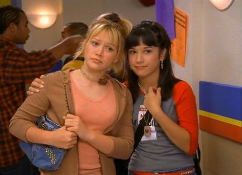 Lizzie And Miranda, Miranda Lizzie Mcguire, Lizzie Mcguire Outfits, Cheerleading Tryouts, Old Disney Channel Shows, Old Disney Channel, Disney Queens, Disney Channel Shows, Movin On