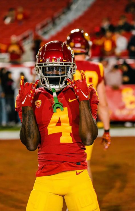 Usc Football Wallpaper, College Football Wallpaper, Football Pfp, Cool Football Pictures, Drip Ideas, College Football Uniforms, Collage Football, Usc Trojans Football, Tackle Football