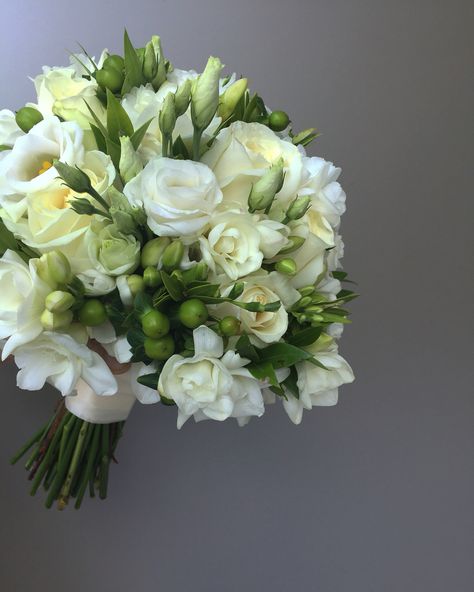 Simple Rose Bouquet Wedding, Buket Za Vjencanje, Modern Bridal Bouquet Simple, Hanging Bridal Bouquet, Simple White Wedding Bouquets, Civil Wedding Bouquet, Freesia Wedding Bouquet, Wedding Flowers For Bride, White Bridal Bouquet Hydrangea