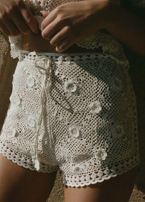 Monochrome Crochet, Crochet Shorts, Crochet Girls, Romantic Outfit, Crochet Summer, Crochet Clothes Patterns, Knit Stitch, Lace Embroidery, Vintage Crochet