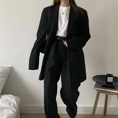 la femme dans l’art on Twitter: "oversized suits… " Oversized Suit Women, Oversized Suit, Mode Ulzzang, Academia Outfits, Tomboy Style Outfits, Hip Hop Outfits, Korean Girl Fashion, Looks Black, Street Style Inspiration