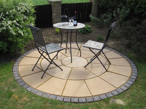 Round Paver Patio, Round Pavers, Round Dinning Table, Patio Stone, Circular Patio, Stone Circle, Garden Makeover, Stone Garden, Paver Patio