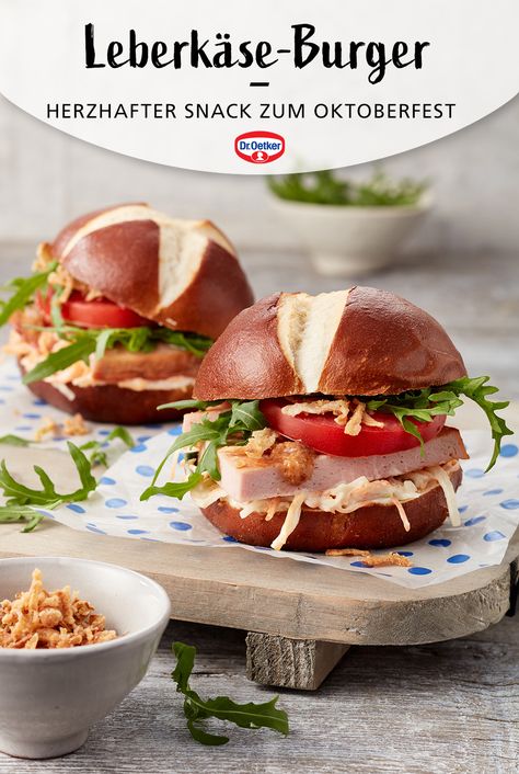 Dieses Rezept für einen leckeren Leberkäse-Burger ist perfekt für die Oktoberfest-Party. Der selbstgemachte Burger mit Laugenbrötchen, Salat und Leberkäse passt toll in die Alpenküche und ist eine herzhafte Rezeptidee. Ob als Fingerfood, als Snack-Rezept oder als Party-Essen: Dieser Laugenburger begeistert alle, die es deftig mögen. Oktoberfest Snacks, Party Essen, Meatloaf Burgers, Burger Party, Oktoberfest Food, Oktoberfest Party, Homemade Burgers, Party Finger Foods, Charcuterie Recipes