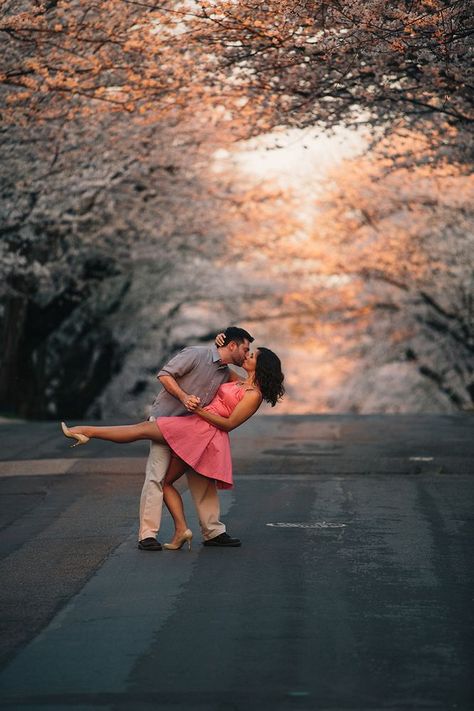 Spring has sprung! Beautiful Engagement Photos, Pre Wedding Poses, Engagement Photos Fall, Engagement Poses, Wedding Engagement Photos, Prewedding Photography, Photo Couple, Fall Engagement, Pre Wedding Photos