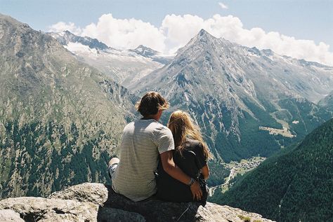 Hiking Couple, Traveling Together, Couple Travel, Best Travel Quotes, Anais Nin, Honeymoons, Skateboarder, Photo Couple, Travel Couple