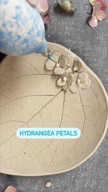 Hydrangea Pottery, Hydrangea Ceramic, Ceramic Hydrangea, Clay Crafts Air Dry, Leaf Plates, Pottery Classes, The Leaf, Pottery Ideas, Ceramic Design