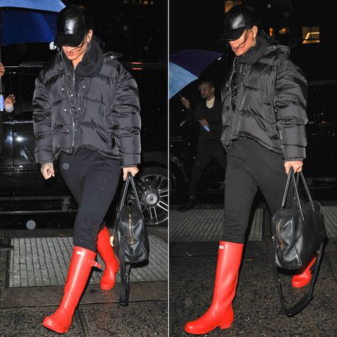 Rihanna takes on the rain in the Original Tour boots in red. Hunter Boots Outfit Black Women, Rain Boots Outfit Black Women, Rainy Fits, Red Hunter Boots Outfit, Red Rain Boots Outfit, Hunter Boots Red, Rain Outfits, Rain Boots Outfit, Black Leather Hat