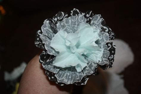 DIY Cupcake Liner Flowers Cupcake Liner Flowers, Flowers For Spring, Diy Cupcake, Coffee Filter Flowers, Wedding Cake Recipe, Diy Cupcakes, Tiramisu Cake, Baking Party, Health Desserts