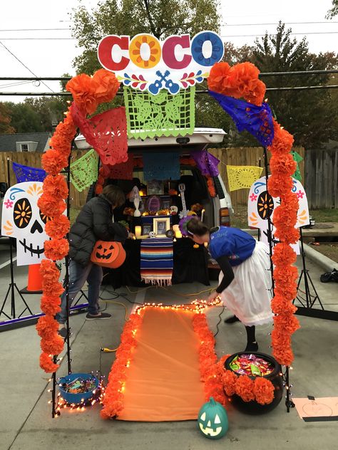 Dia De Los Muertos Float Ideas, Trunk Or Treat Ideas Dia De Los Muertos, Trunk Or Treat Mexican Theme, Coco Themed Halloween Decorations, Coco Themed Halloween Party, Coco Trunk Or Treat Ideas For Cars, Coco Outdoor Halloween Decorations, Disney Coco Halloween Decorations, Dia De Muertos Trunk Or Treat