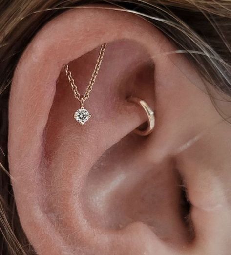 Tash Helix Piercing, Rare Piercings, Female Piercings Ideas, Helix Piercing Chain, Vertical Helix Piercing, Ear Lobe Tattoo, Stacked Lobe Piercing, Hidden Helix Piercing, Hide Piercings