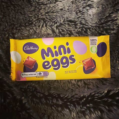 Jazzies Snack Reviews on Instagram: “CADBURY MINI EGGS CHOCOLATE! 🥚🍫 A crossover of two Cadbury products we’ve all been waiting for! 👏🏼 Yes please! 😆 A classic creamy dairy…” Cadbury Mini Eggs, Egg Chocolate, Mini Egg, Mini Eggs, Yes Please, Chocolate Bar, Candy Bar, Crossover, Cocoa