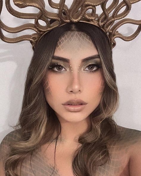 Madussa Halloween Makeup, Madussa Face Makeup, Medusa Make Up Easy, Medusa Make Up Ideas, Greek Goddess Costume Ideas, Halloween Makeup Medusa, Halloween Medusa Makeup, Black Mini Dress Halloween Costume, Medusa Makeup Look