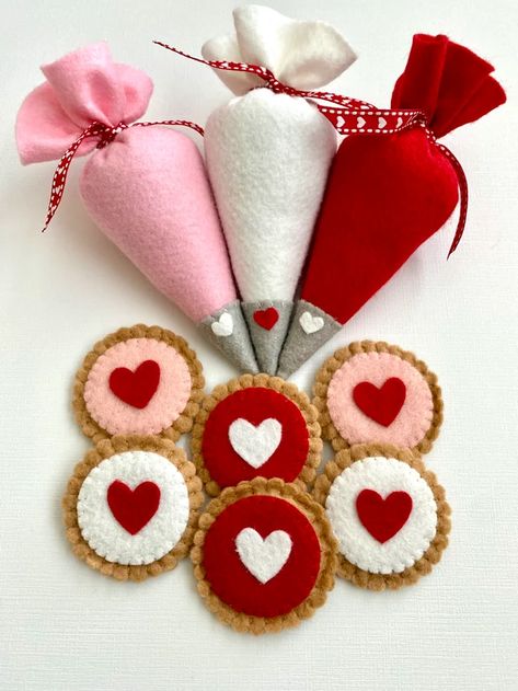 BelovedByDenise - Etsy Pretend Felt Food, Felt Cookies Pretend Play, Felt Valentine Cookies, Sewing Play Food, Felt Desserts Diy, Food Crafts For Preschool, Felt Cookies Diy, Easy Kids Arts And Crafts, Felt Fruit Pattern