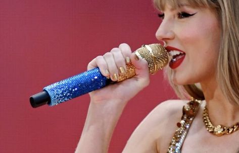 Taylor Swift Microphone, Taylor Swift Edits, Taylor Swift Lover, Golden Nails, Taylor Outfits, Truth And Dare, Lover Era, The Lover, Taylor Swift Fan