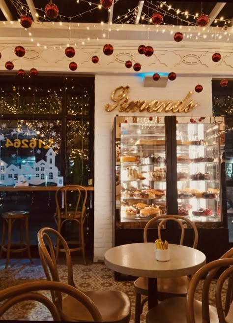 Christmas Coffee Shop Aesthetic, Christmas Bakery Aesthetic, Winter Cafe Aesthetic, Christmas Cafe Decor, Christmas Cafe Aesthetic, Coffee Shop Christmas Decorations Ideas, Christmas Cafe Decor Ideas, Cafe Christmas Decorations, Coffee Shop Christmas Decor