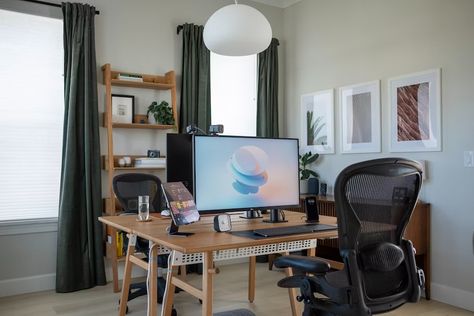 A desk with a computer and chair in a room photo – Free Home office Image on Unsplash White Oak Desk, Sitting Desk, Desk Standing, Leather Desk Pad, Product Manager, Desktop Setup, Oak Desk, Leather Desk, Workspace Design