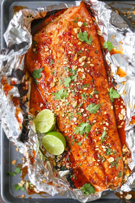 Thai Salmon in Foil - The flavors are sealed right into a foil packet with no clean up! The salmon comes out so tender/juicy. Sure to be a family favorite! Thai Salmon, Foil Packet Dinners, Salmon In Foil, Foil Pack Meals, Grilled Salmon Recipes, Cooking Fish, Foil Packet Meals, Healthy Grilling, Baked Salmon Recipes