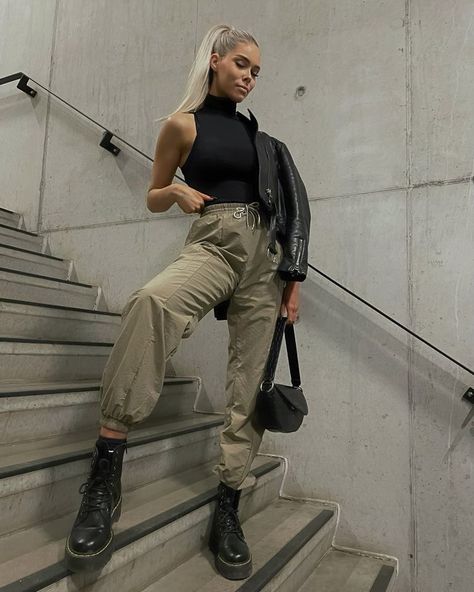 Cargo Pants With Boots Women, Cargo Pants And Combat Boots Outfit, Jogger Pants With Boots Outfit, Parachute Pants With Boots, Joggers And Combat Boots Outfit, Cargo Boots Outfit, Combat Trousers Outfit, Cargo Pants And Boots Outfit, Green Cargo Pants Winter Outfit