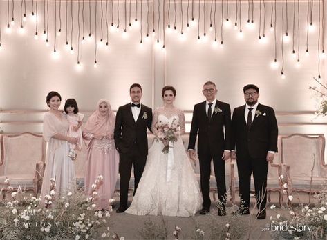 Raisa Andriana, Resepsi Pernikahan, Wedding Reception Photos, Dinner Reception, Foto Wedding, Model Kebaya, Wedding Stage Design, Reception Photos, Album Foto