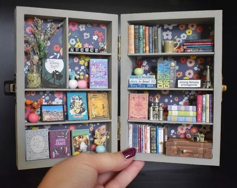 Box Bookshelf, Miniature Bookshelf, Miniature Library, Mini Books Diy, Mini Bookshelf, Box Diorama, Diy Buch, Desk Bookshelf, Bookshelf Art