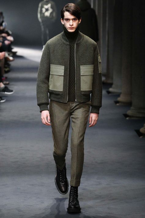 Der Gentleman, Neil Barrett, Menswear Fashion Show, Mens Fashion Fall, Men Street, Menswear Fashion, Men Fashion Casual Outfits, Mens Winter Fashion, Mens Fall