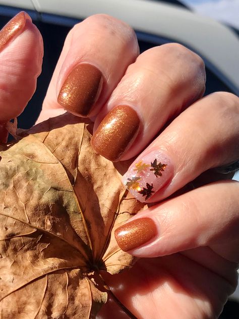 Fall Nail Leaf Design, Autumn Themed Nails, Autumn Colour Nails, Simple Autumn Nails Short, Gel Fingernails, November Nail Ideas Gel, Nail Ideas November, Autumn Leaf Nails, Autumn Leaves Nails