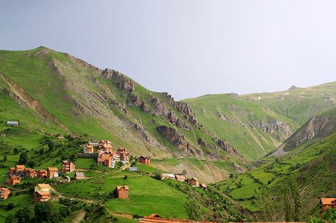 Mountain Village Concept Art, Mountain Side Village, Mountain Village Aesthetic, Mountain Villages, Plains Landscape, Hillside Village, Forest Village, Fantasy Village, Valley Village