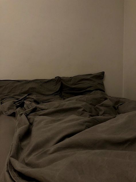 Man Bed Aesthetic, Grey Sheets Aesthetic, Messy Bed Aesthetic Dark, Grey Bed Sheets Aesthetic, Dark Bed Sheets Aesthetic, Grunge Bedsheets, Grunge Bed Sheets, Grey Bedsheets Aesthetic, Dark Bedsheets