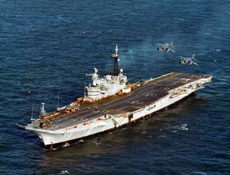 HMS Hermes (R12) was a conventional British aircraft carrier and the last of the Centaur-class. Hermes was in service with the Royal Navy from 1959-1984 and she served as the flagship of the British forces during the 1982 Falklands War. (google.image) 11.2021 (Color) Uss Wasp, Navi A Vela, Us Navy Ships, Ocean Photos, Indian Navy, Us Marine Corps, Wwii Aircraft, United States Navy, Navy Ships