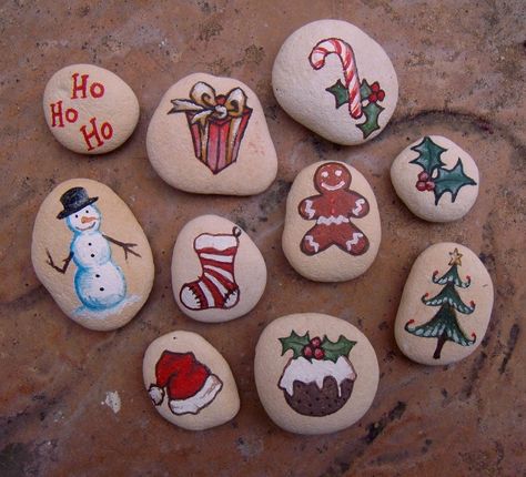 Christmas Painted Stones Budget Friendly Christmas Gifts, Christmas Rocks, Christmas Rug, Diy Christmas Paintings, Art Pierre, Rock Painting Ideas, Painted Rocks Kids, Christmas Rock, Rock Painting Ideas Easy