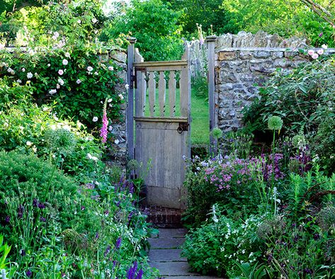 17 country garden gates which demonstrate a perfect combination of form and function - Country Life Garden Gate With Window, Garden Gates Wooden, Small Garden Gates, Entrance Decoration Ideas, Garden Entrances, Old Garden Gates, Entrance Walls, Secret Garden Door, Porch Gate