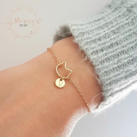 Best Friend Gift Initial Cat Bracelet Disc Necklace Monogram | Etsy Cat Charm Bracelet, Initial Disc Necklace, Tom Y Jerry, Customised Bracelets, Cat Bracelet, Sister Bracelet, Bracelet Initial, Jewelry Dainty, Monogram Jewelry