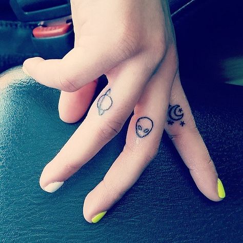 I have never loved finger tattoos more then these! I might do something like this if I ever got for a finger tattoo Alien Finger Tattoo, Tiny Finger Tattoos, Tattoo Finger, Small Finger Tattoos, Hidden Tattoos, Finger Tattoo For Women, Finger Tats, Finger Tattoo Designs, Alien Tattoo