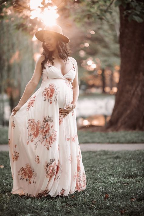 Maternity Photography Outfits Spring, Unique Maternity Poses, Maternity Couples Poses, Maternity Photography Individual, Maternity Spring Photography, August Maternity Pictures, Early Spring Maternity Pictures, Maternity Photography Mom Only, Maternity Shoot Ideas Outdoor