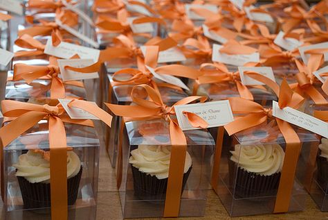 . Cupcakes Packaging, Anniversary Cupcakes, Cupcake Favors, Cupcake Packaging, Edible Wedding Favors, 50th Anniversary Party, Camo Wedding, 10th Wedding Anniversary, 80th Birthday Party