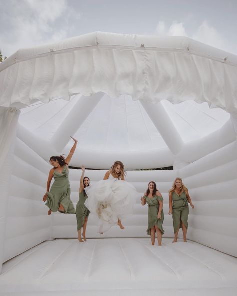 Bride and bridesmains bouncy on her special day! Best wedding ever! Fun photos! Photo credit to Zara Staples wedding photography. Wedding Bouncy Castle, Wedding Castle, Castle Weddings, Yellow Wedding Theme, Bouncy Castle, Fun Photos, Wedding Entertainment, Yellow Wedding, Castle Wedding