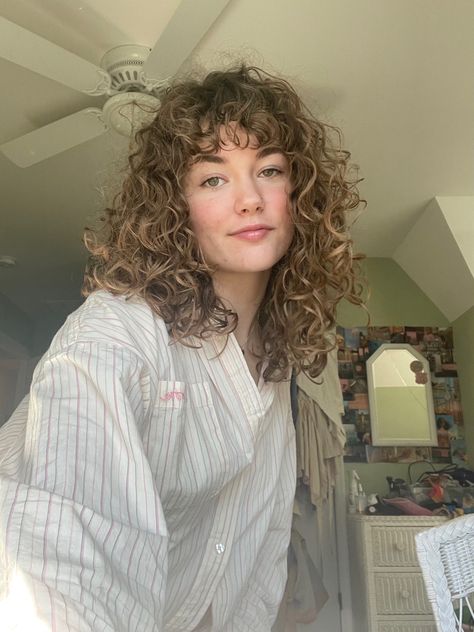 Haircuts For Women In Their 20s, 2c Haircut Bangs, Curly Bangs 2c, 2c 3a Haircut, Impulsive Haircut, 20s Curls, 80s Curly Hair, Curly Hair Goals, Shirt Curly Hair