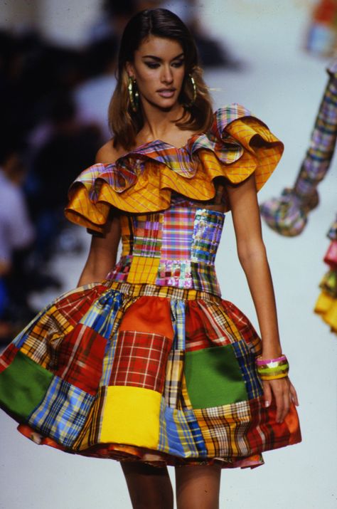 Beauty And Fashion Susan Holmes, Ropa Upcycling, Models 90s, Patchwork Fashion, 90s Runway Fashion, Original Supermodels, African Inspired Fashion, Fashion Project, Beauty And Fashion